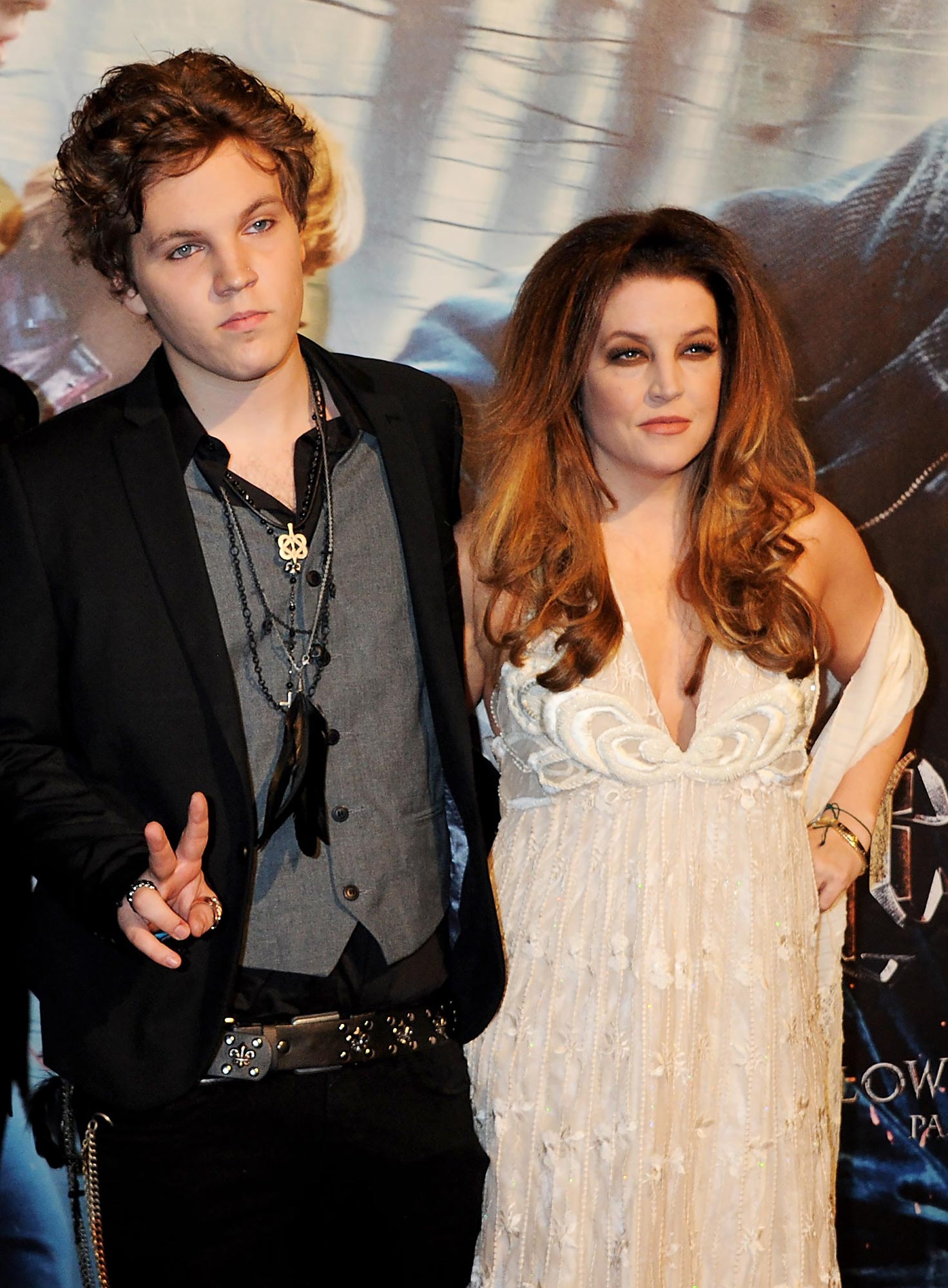 Lisa Marie Presley mantuvo el cuerpo de su hijo en casa 'durante dos meses' después de su muerte