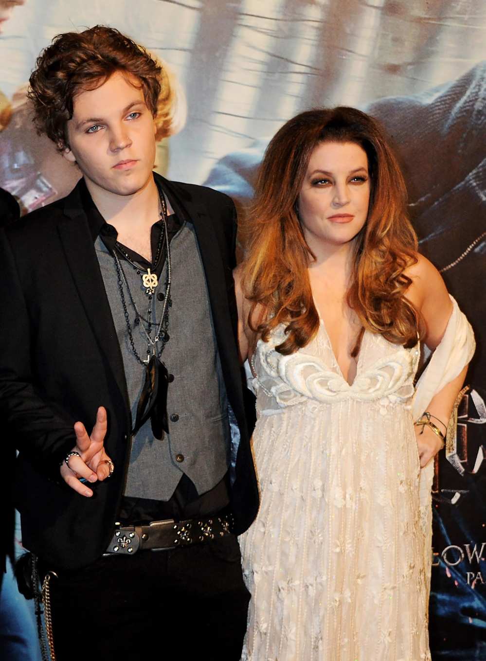 Lisa Marie Presley retuvo el cuerpo de su hijo Benjamin Keogh durante 2 meses después de su muerte en 2020.