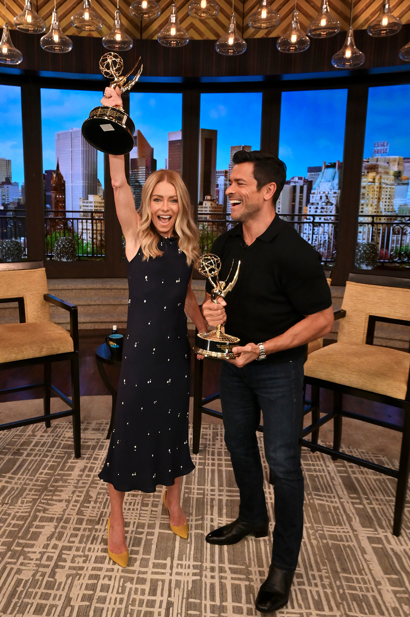 Mark Consuelos se entusiasma con la 'sexy' Kelly Ripa en su cumpleaños