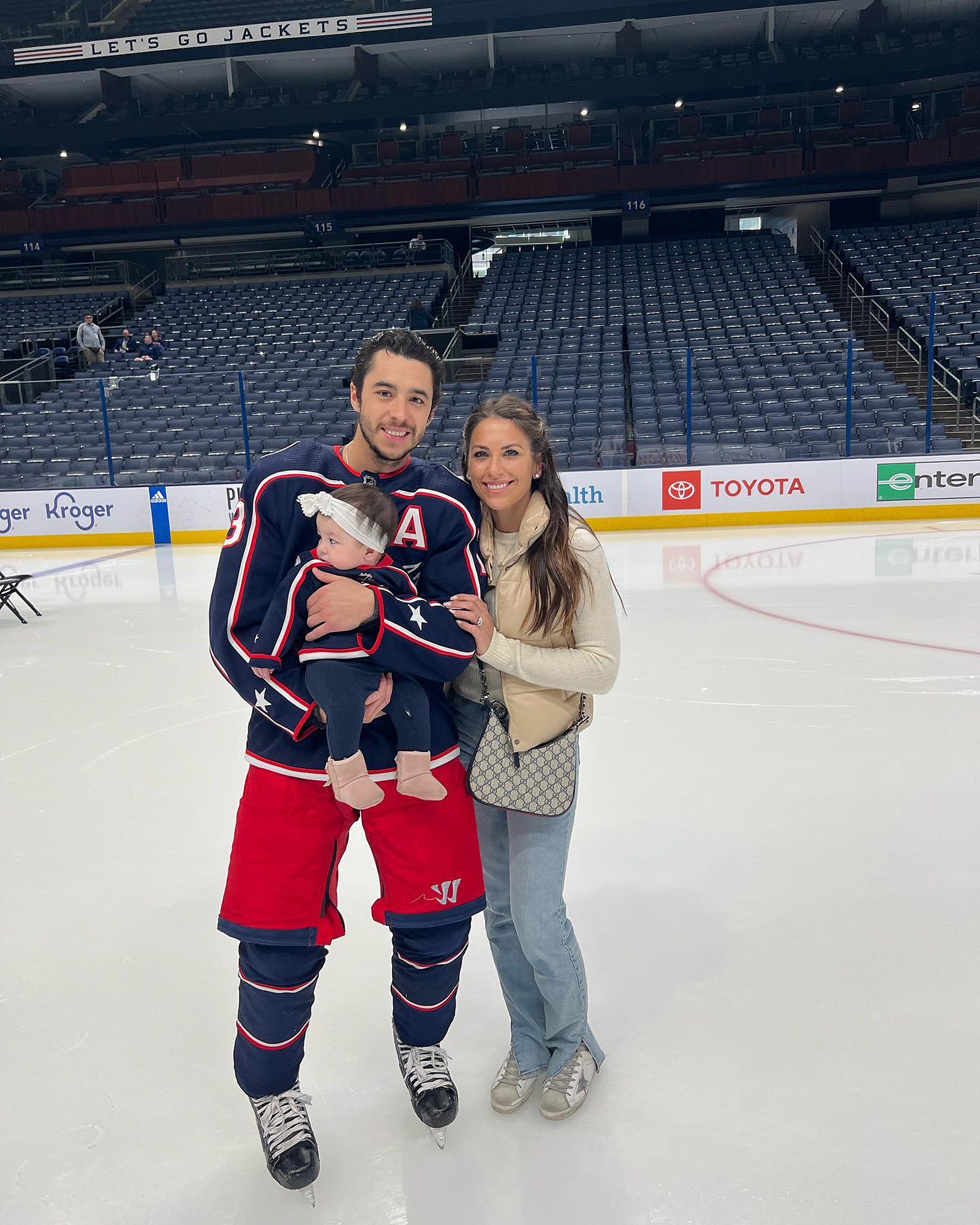 Meredith Gaudreau reage a Johnny, as iniciais de Matthew no College Rink