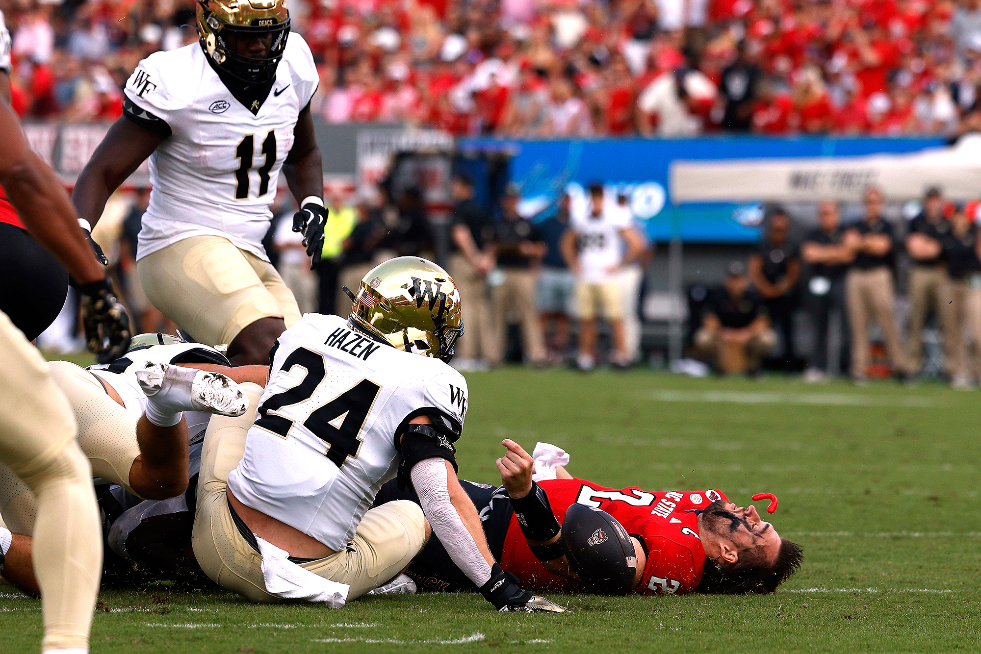 Grayson McCall, mariscal de campo de NC State, de 23 años, sufre un brutal golpe en la cabeza