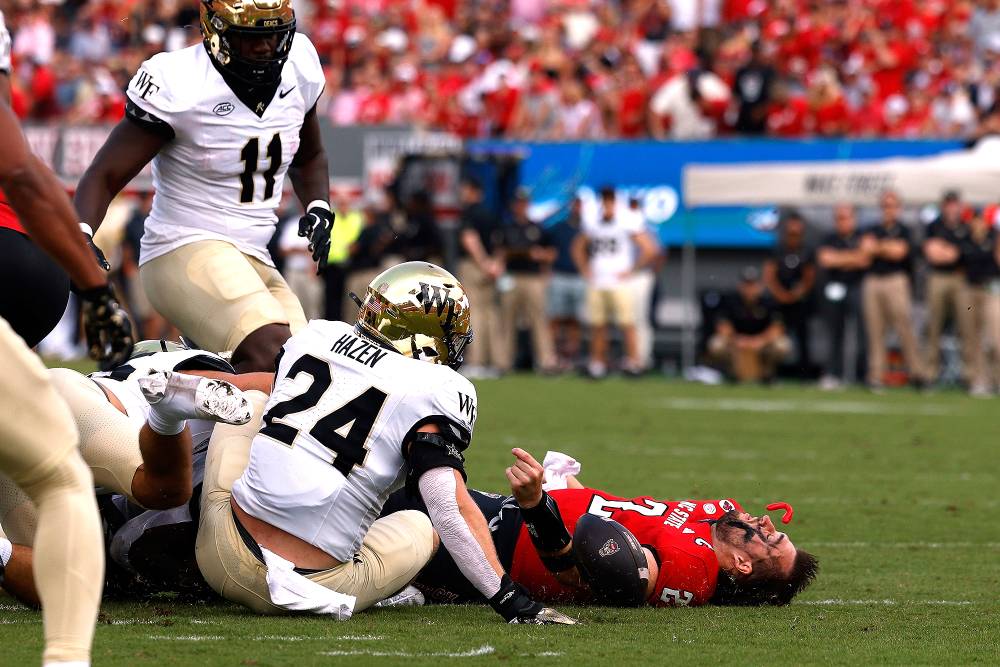 El QB de NC State, Grayson McCall, recibe un golpe en la cabeza y es retirado del campo con el casco desprendido