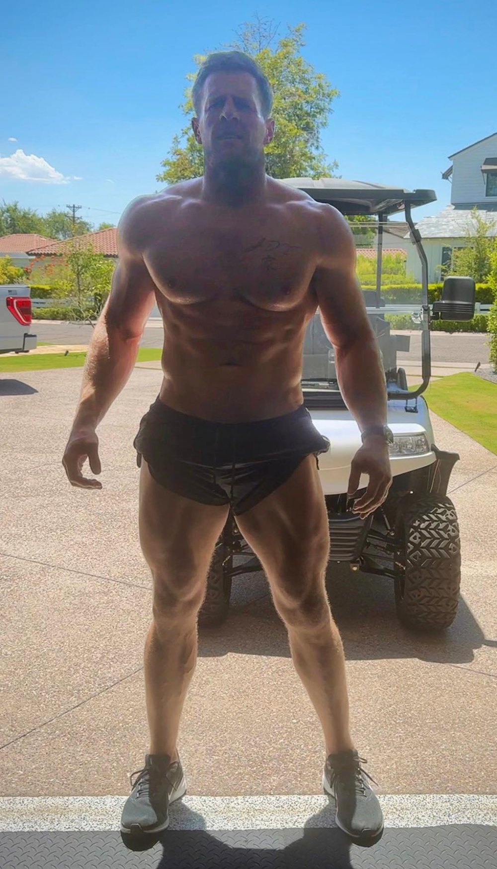 La leyenda de la NFL JJ Watt responde a los tweets de sed sobre su foto viral sin camisa en el gimnasio Todavía lo tengo 032