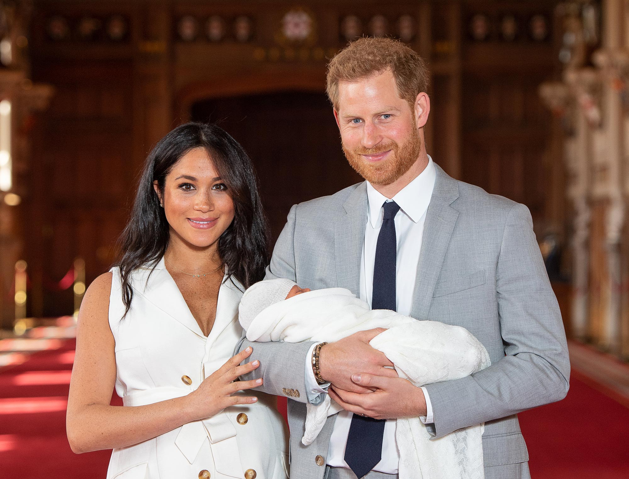 Príncipe Harry e Meghan Markle estão presentes com o 'bem-educado' Archie, Lili