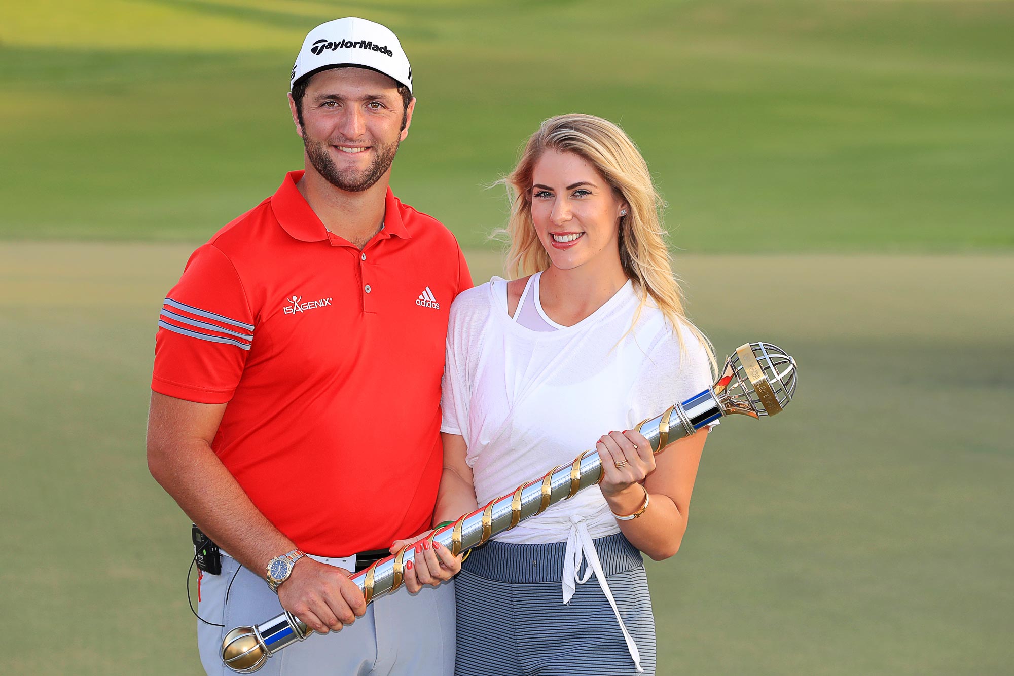 El golfista profesional Jon Rahm y su esposa Kelley dan la bienvenida a su tercer bebé, su hija Alaia