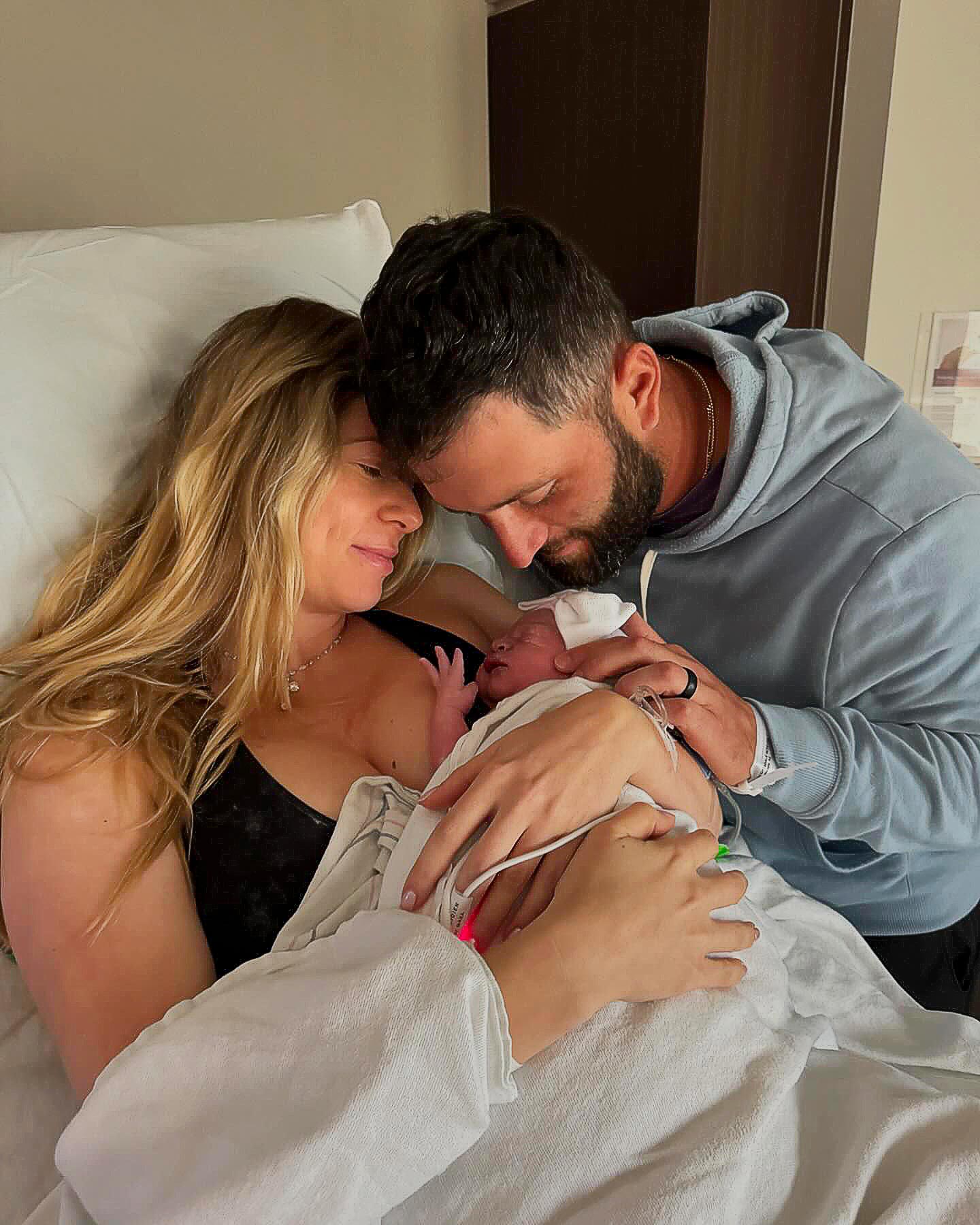 El golfista profesional Jon Rahm y su esposa Kelley dan la bienvenida a su tercer bebé, su hija Alaia