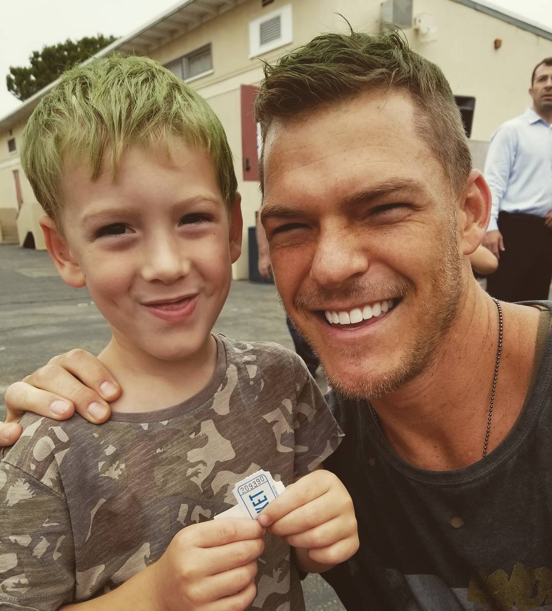 Linha do tempo do relacionamento da estrela de 'Reacher' Alan Ritchson e da esposa Catherine