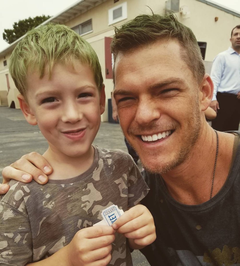 Cronograma do relacionamento de Alan Ritchson e esposa Catherine, de Reacher, desde a aula de balé e além