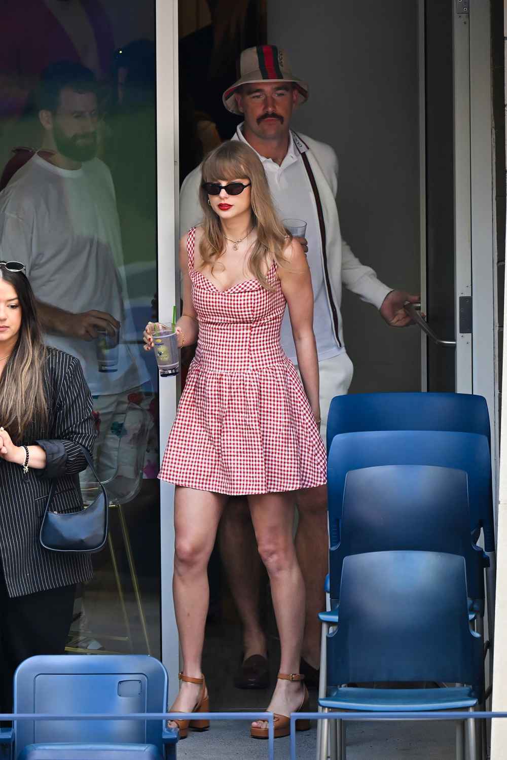 A escritora de Taylor Swift, Sarah Chappelle, fala sobre ovos de Páscoa da moda, como ela conseguiu sua música única do TTPD com detalhes do vestido