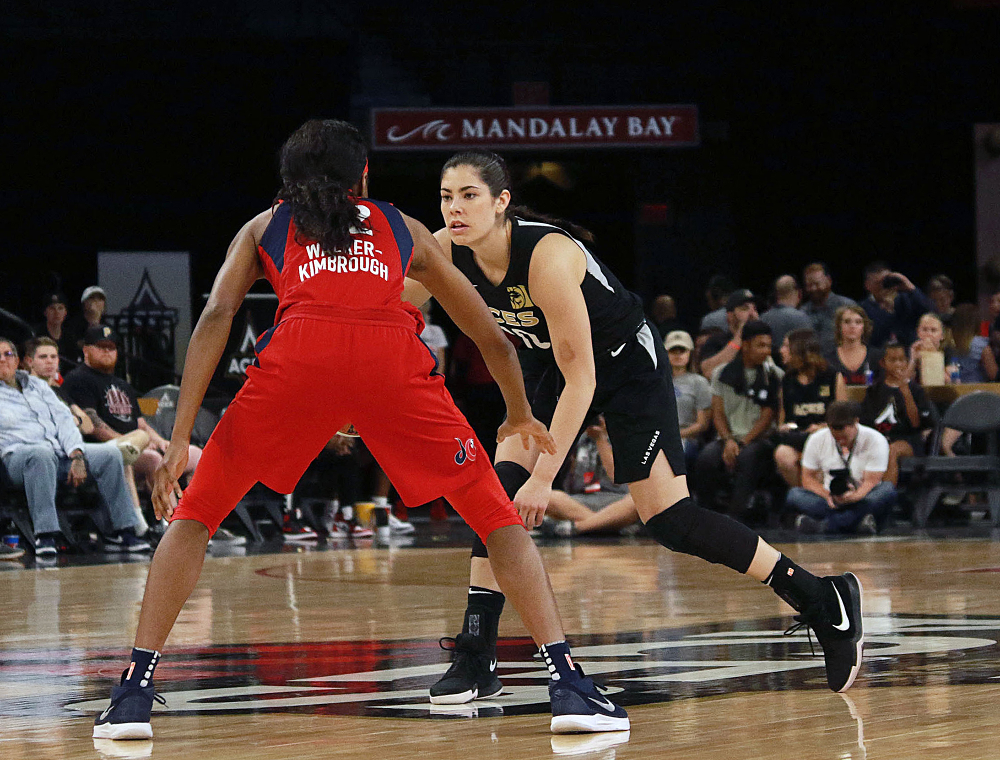 Kelsey Plum von der WNBA wird während einer hitzigen Auszeit von Trainerin Becky Hammon beschimpft