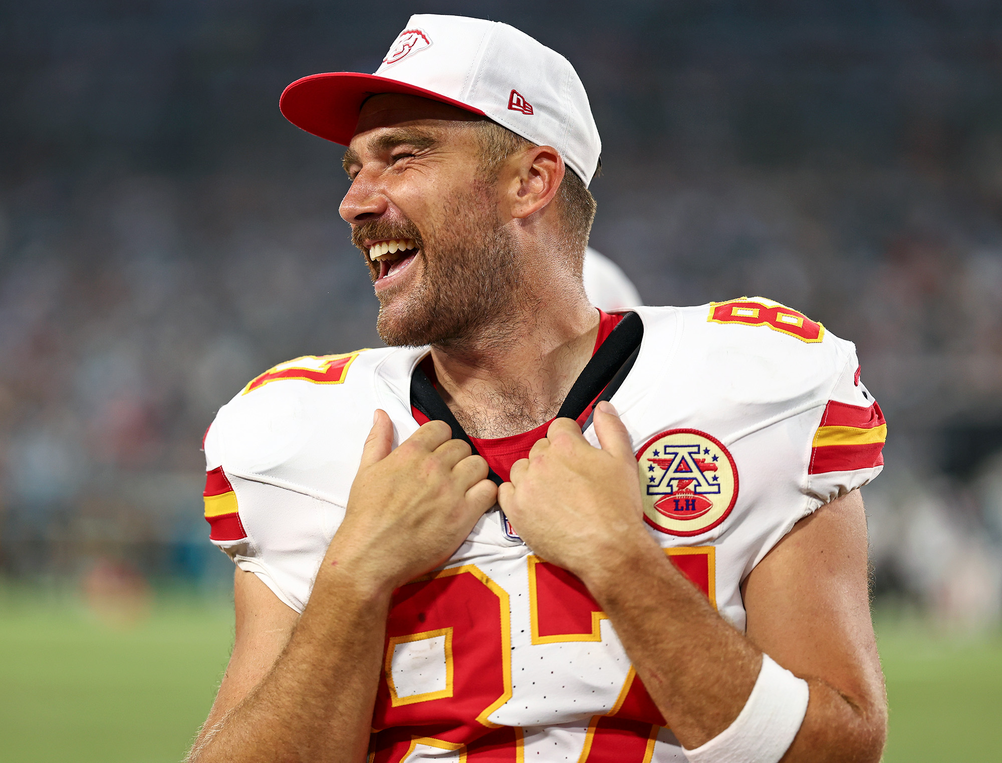 ¿Por qué Travis Kelce usó una cabeza de mascota 'tonta' en 'New Heights'?