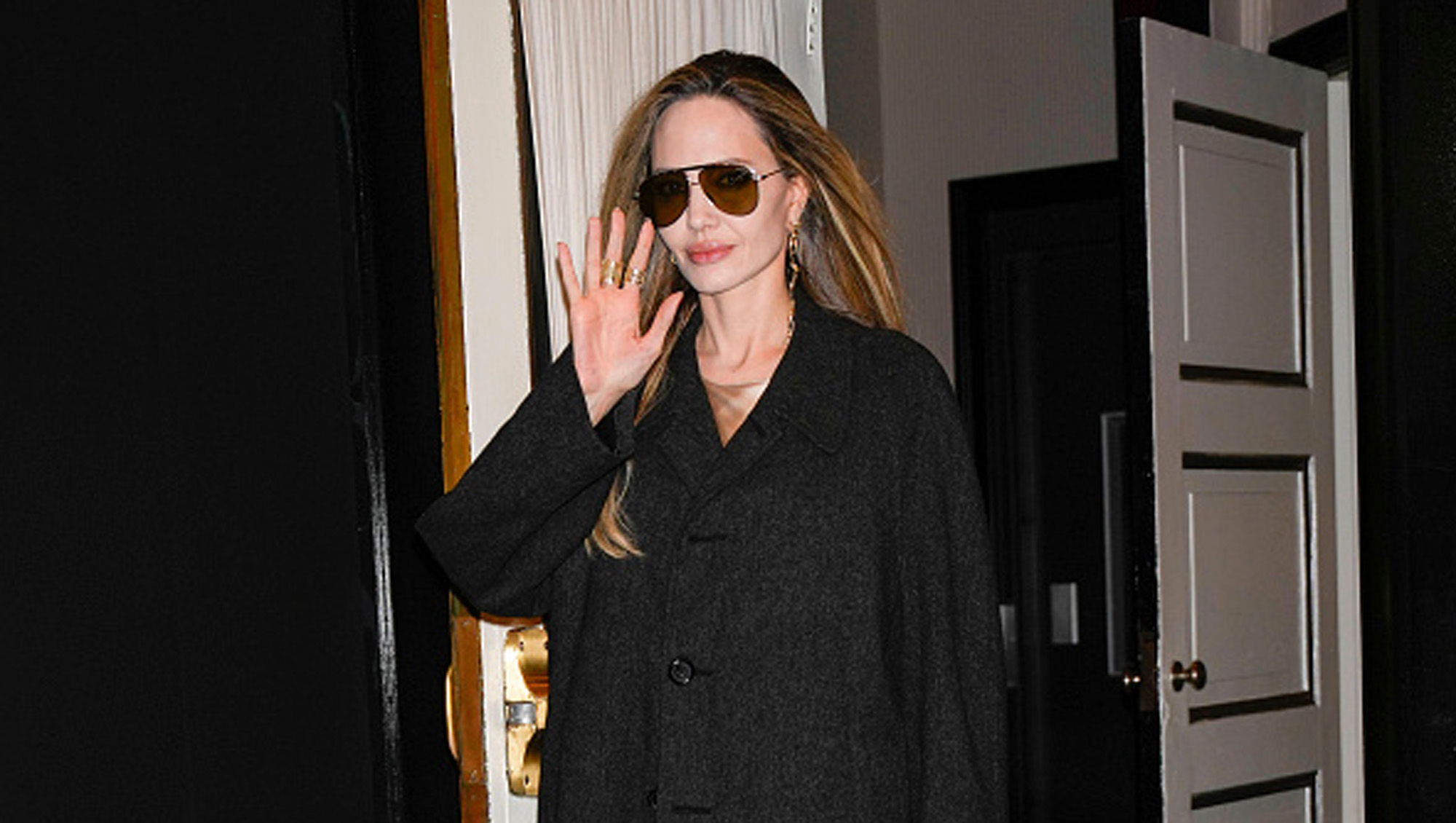 Angelina Jolies Trenchcoat ist ein Must-Have für den Herbst – ein 60-Dollar-Lookalike