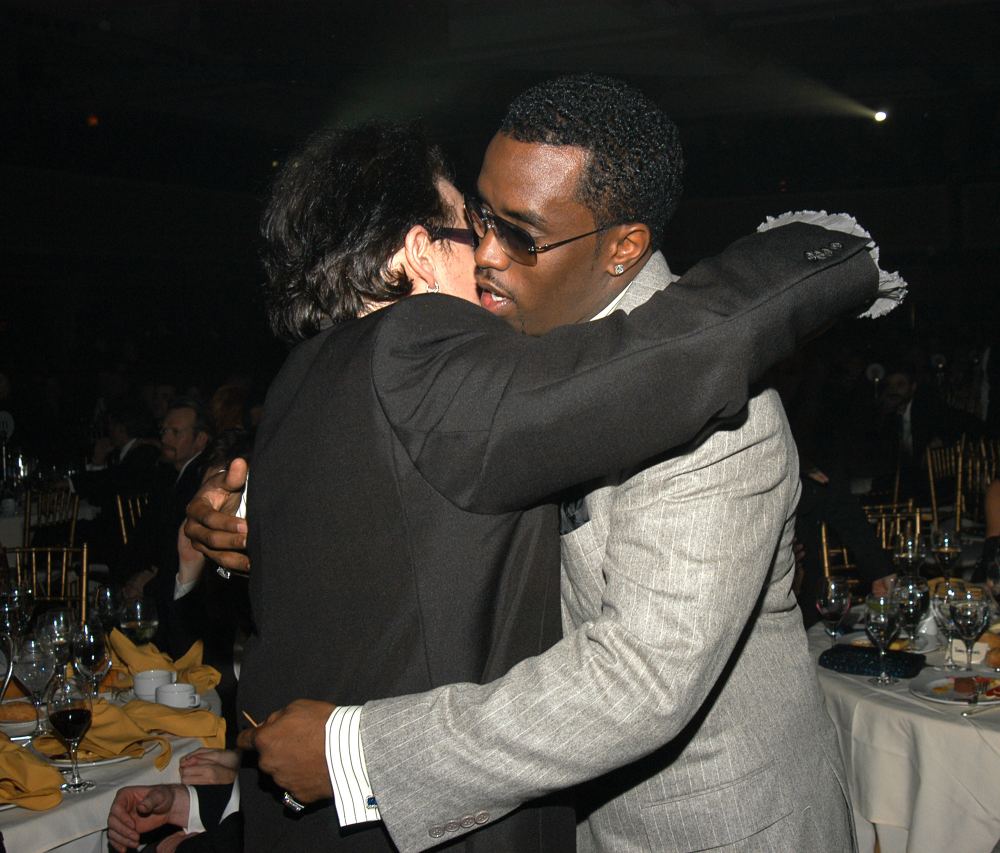 Parece que Bono esquiva el beso de Diddy en un clip resurgido de 2014