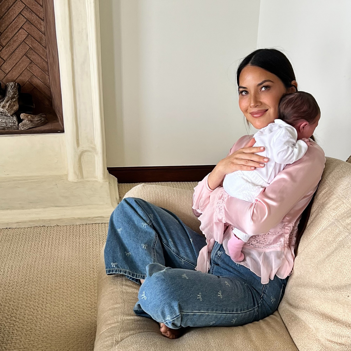 Olivia Munn marca mês de conscientização sobre o câncer de mama com foto de novo bebê