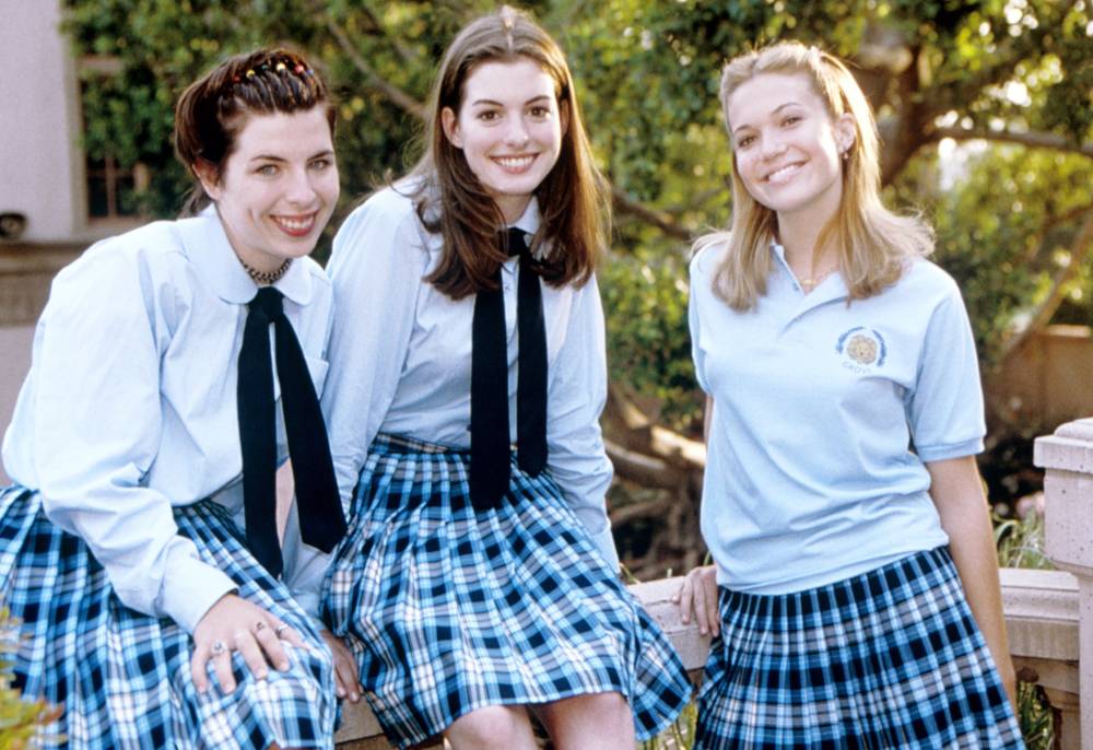 Left to right: Heather Matarazzo, Anne Hathaway and Mandy Moore in The Princess Diaries (2001)