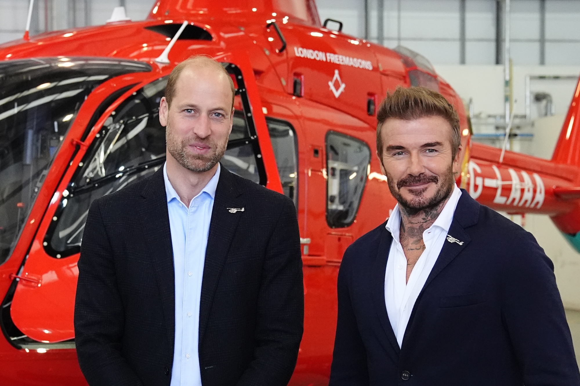 El príncipe William y David Beckham lucen elegantes durante la visita de caridad real