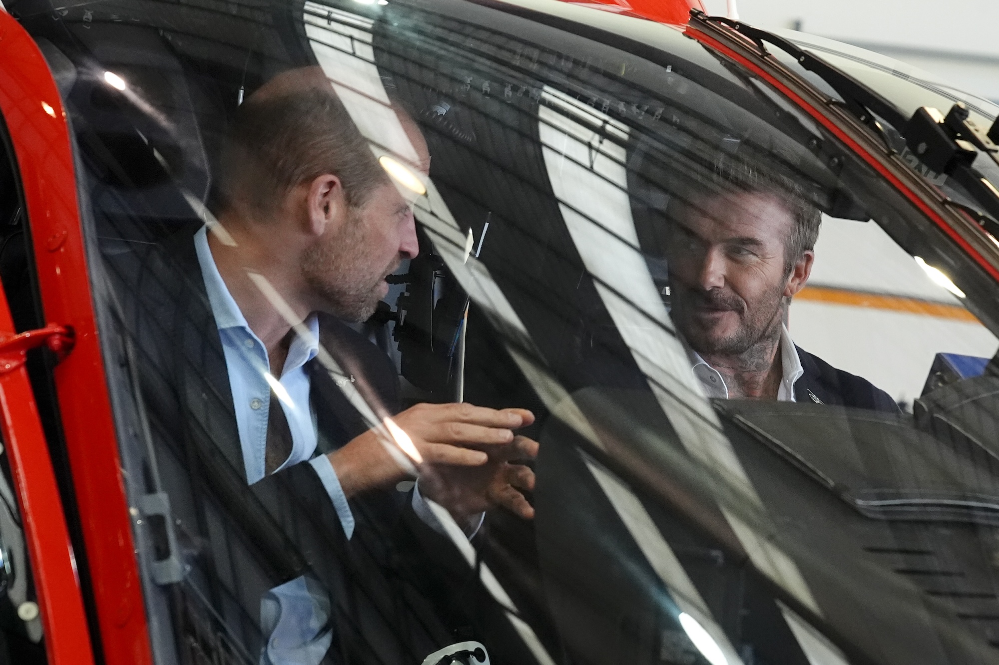 Príncipe William e David Beckham parecem elegantes durante visita de caridade real