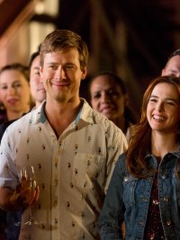 Glen Powell and Zoey Deutch in 'Set It Up.'