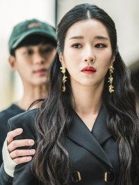 Kim Soo-hyun as Moon Gang-tae and Seo Ye-ji as Go Moon-young on 'It's Okay to Not Be Okay'.