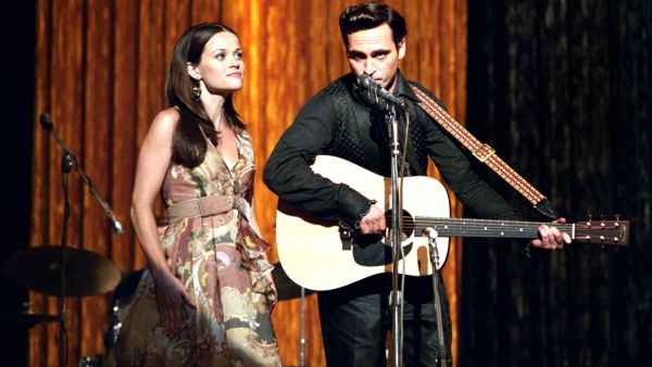 Reese Witherspoon, Joaquin Phoenix in Walk the Line