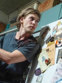 Austin Butler in Caught Stealing