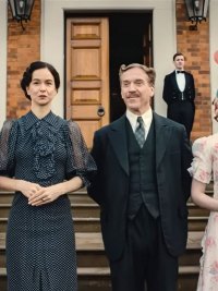 Thomasin McKenzie, Katherine Waterston, Damian Lewis and Emma Laird in Fackham Hall
