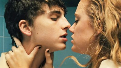Timothee Chalamet, Maika Monroe in Hot Summer Nights