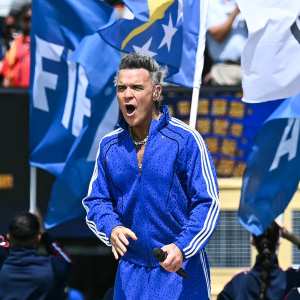 Robbie Williams Breaks Silence After Mystery White Substance Falls on Mic in Viral Video Amid World Cup