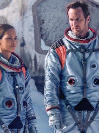 Halle Berry, Patrick Wilson in Moonfall