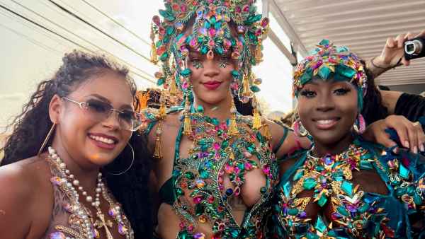 SnapInsta-Rihanna-Rocks-Carnival.jpg