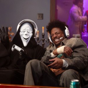 Marlon Wayans (right) in Scary Movie