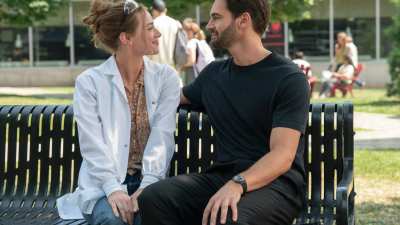 Lili Reinhart and Tom Bateman in The Love Hypothesis