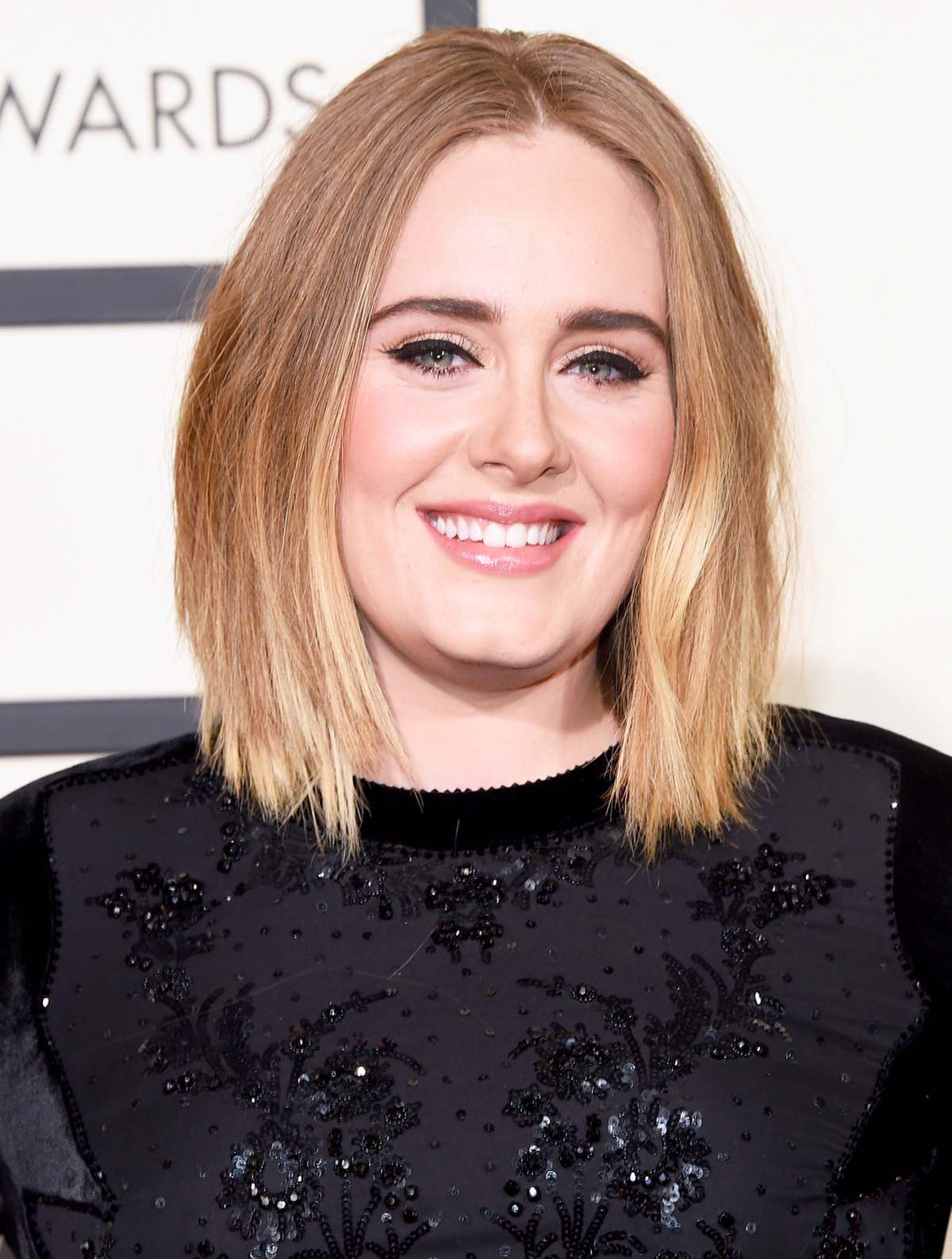 Adele è più glamour che mai: segue il trend del total look di