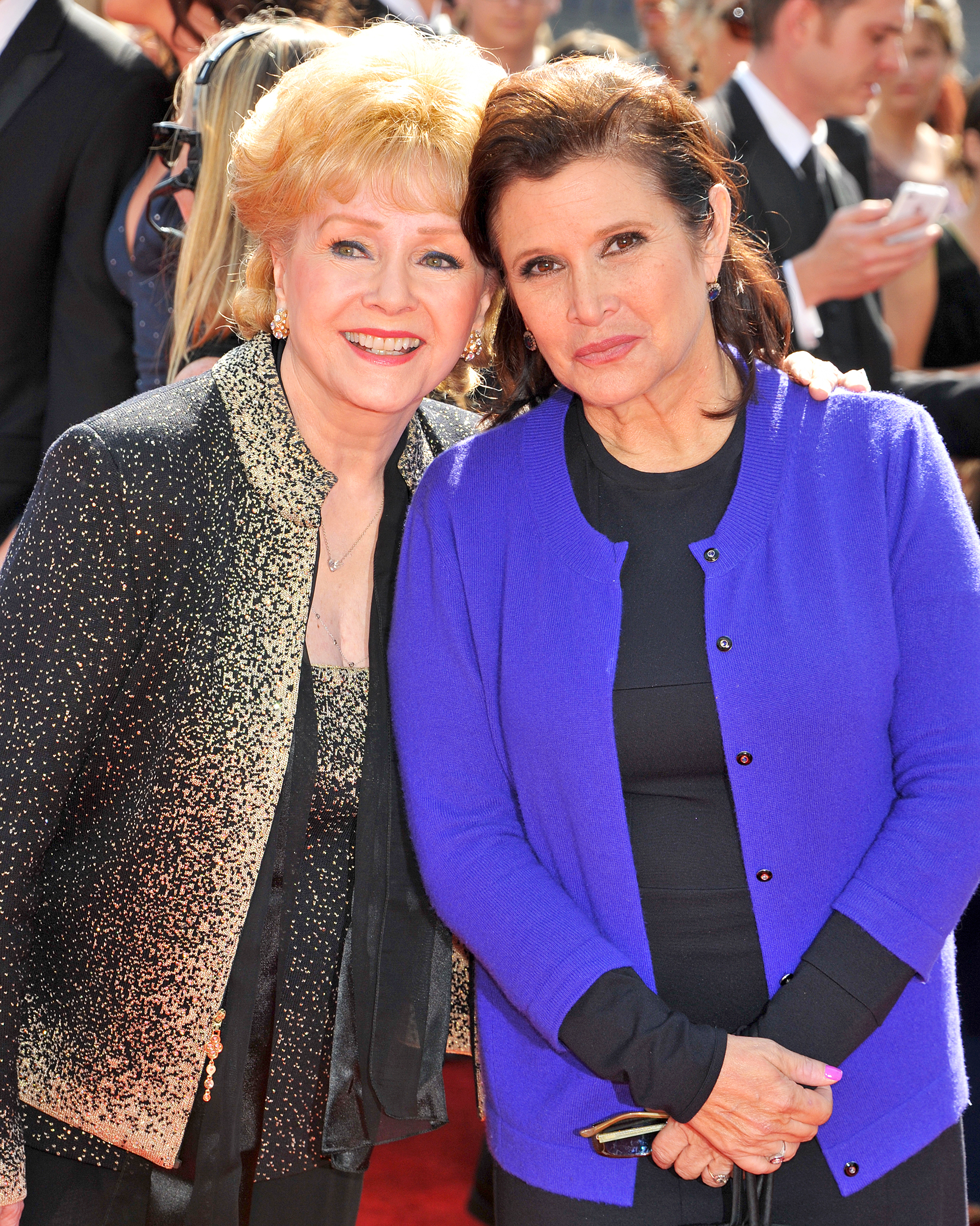 Debbie Reynolds Laid To Rest With Carrie Fisher S Ashes In Prozac Shaped Urn