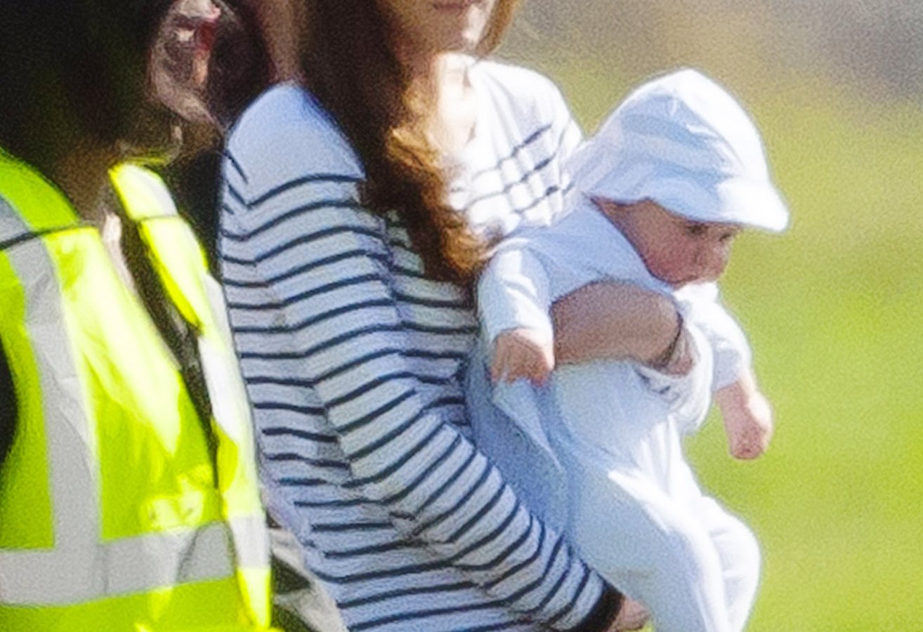 Kate Middleton Carries Prince George Arriving on First Vacation: Photo