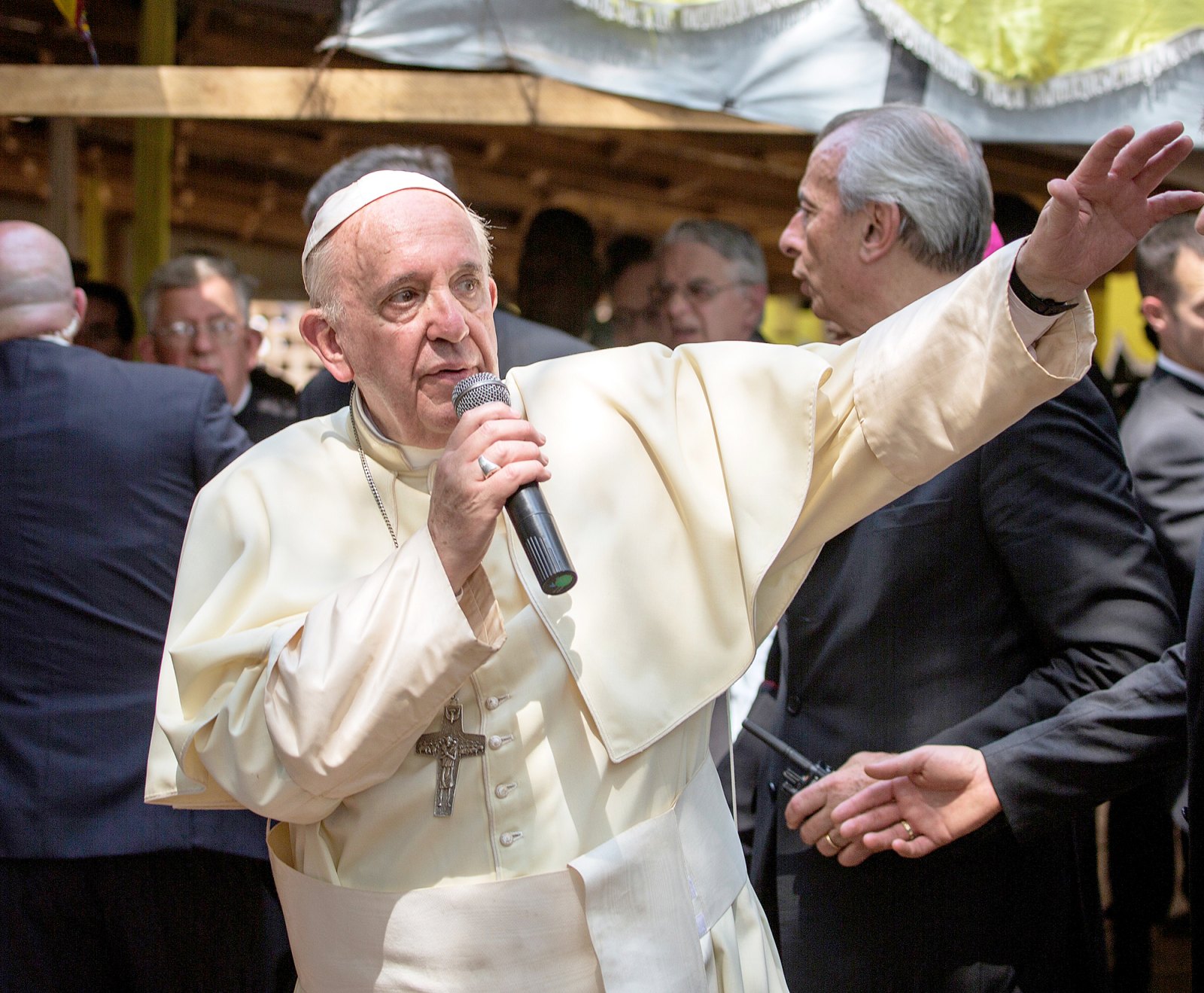 Pope Francis Mic Checks Like a Rapper in Funny Viral Photos: Reactions