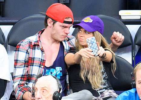 Sarah Hyland Kisses Boyfriend Dominic Sherwood at Lakers Game: Photos