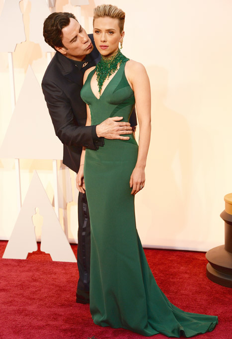 John Travolta Kisses Scarlett Johansson At The Oscars 2015 Creepy Pic