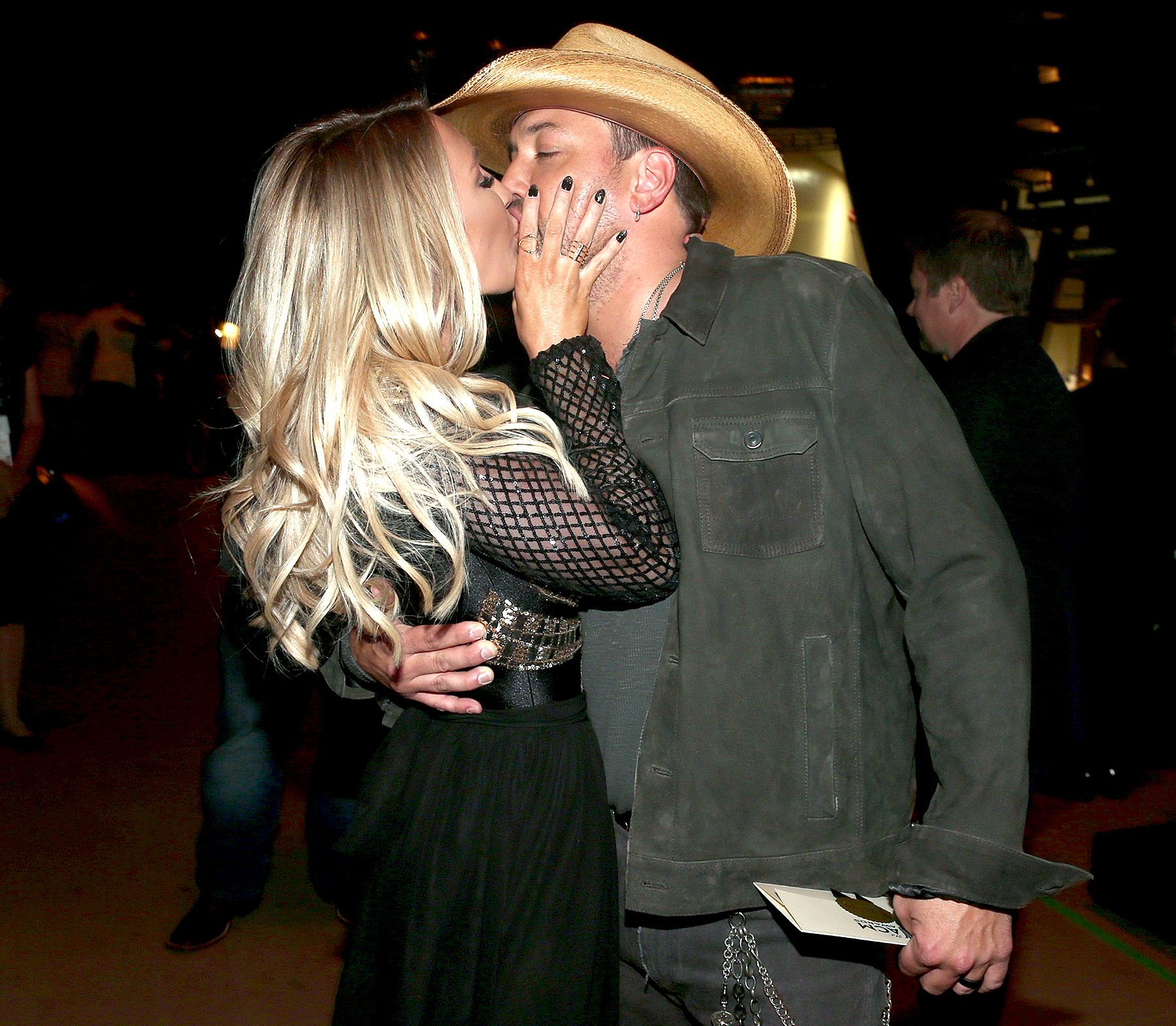 Jason Aldean Kisses Wife Brittany Kerr After Acm Awards 2016 Win Video