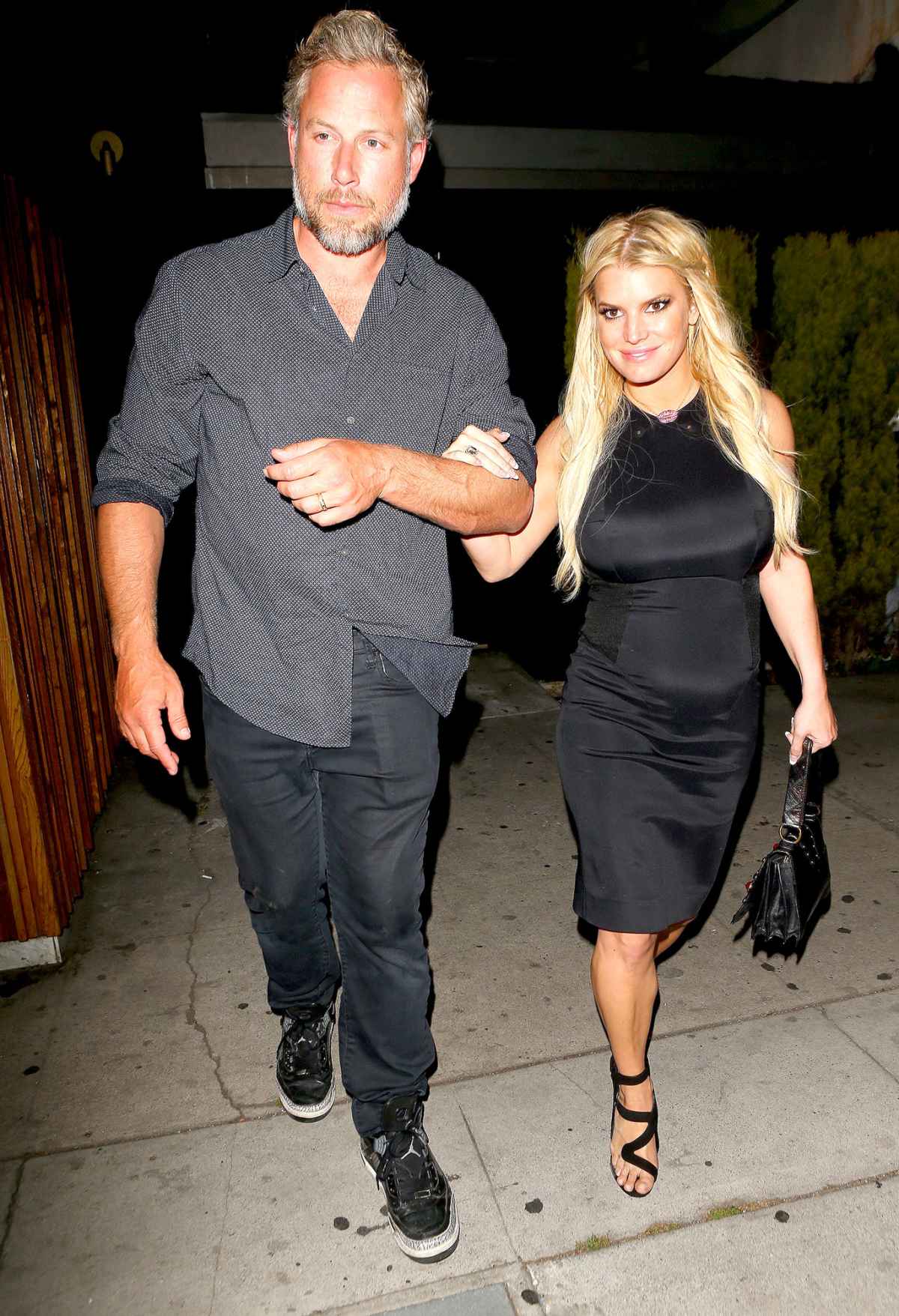Jessica Simpson Works Curves in Tight Black Dress: Photo