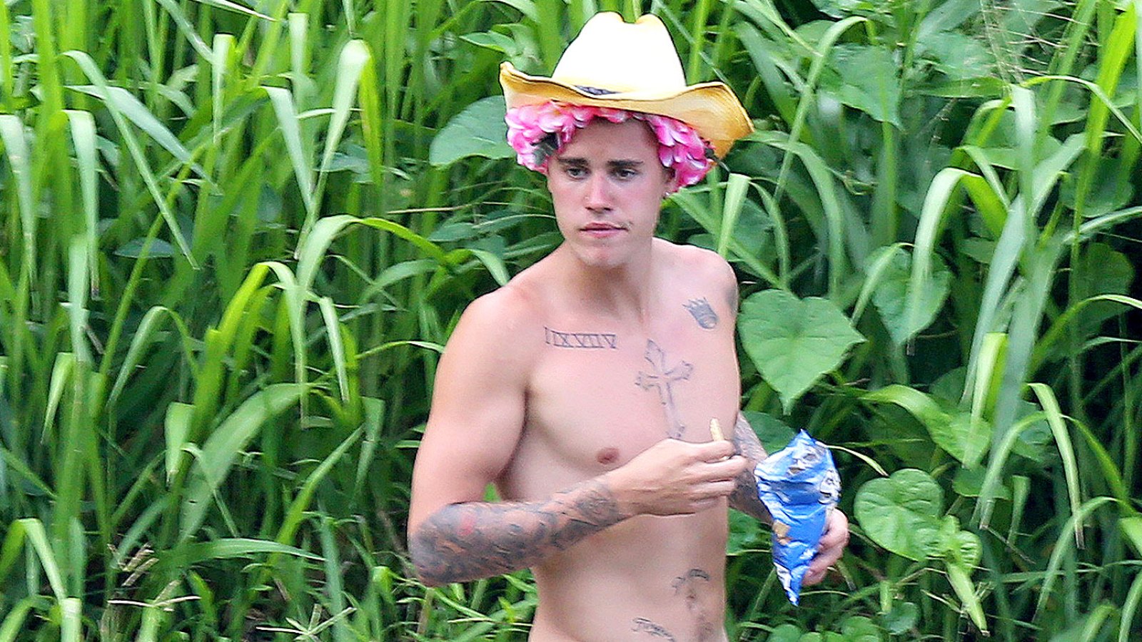1600px x 900px - Justin Bieber Showed Off Shirtless Bod Before Naked Photos
