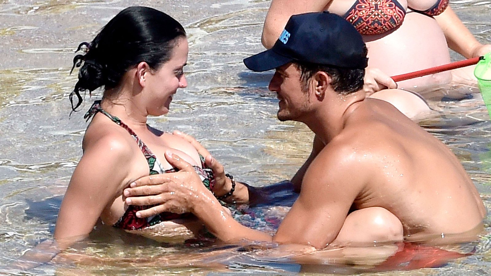 1600px x 900px - Orlando Bloom Grabs Katy Perry's Boobs During Beach Vacation