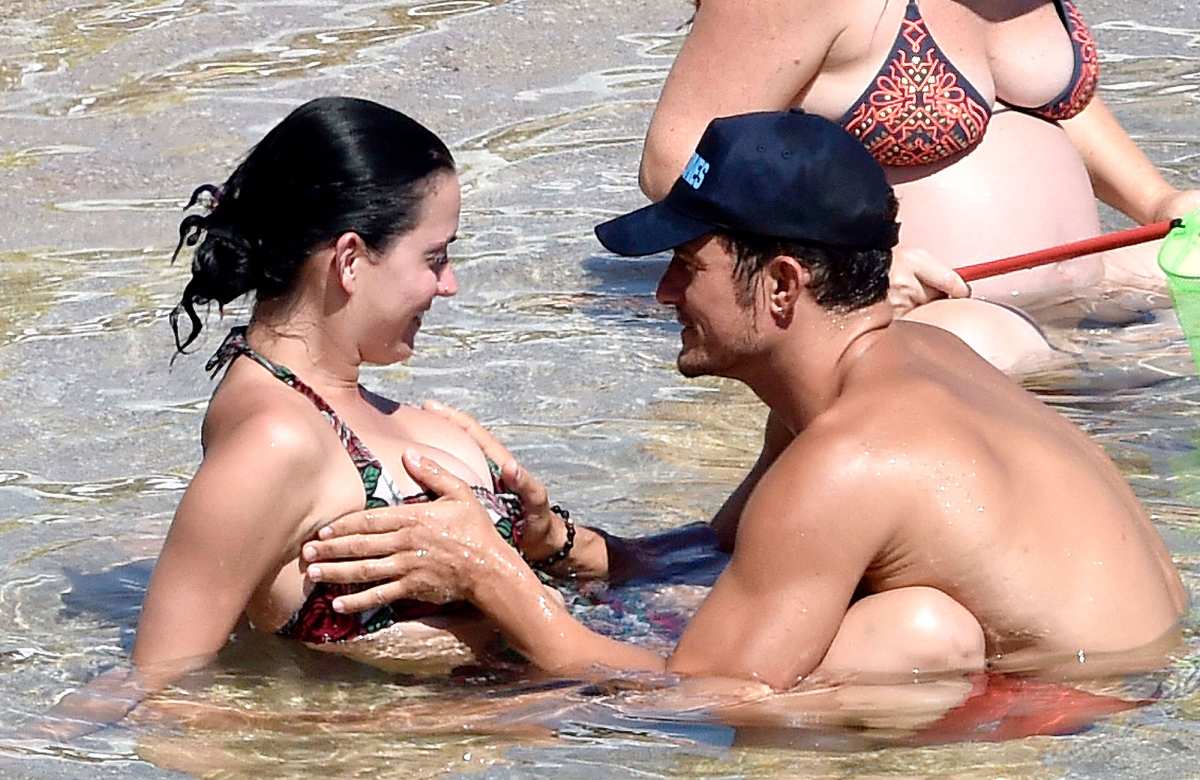 1200px x 780px - Orlando Bloom Grabs Katy Perry's Boobs During Beach Vacation