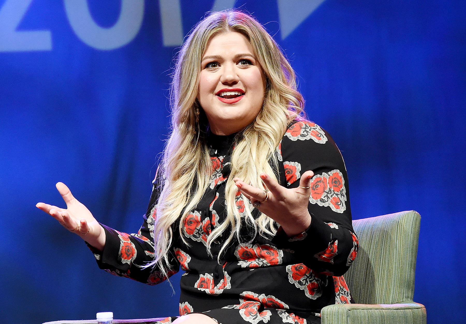 Kelly Clarkson Shuts Down Body Shamer Im Fking Awesome