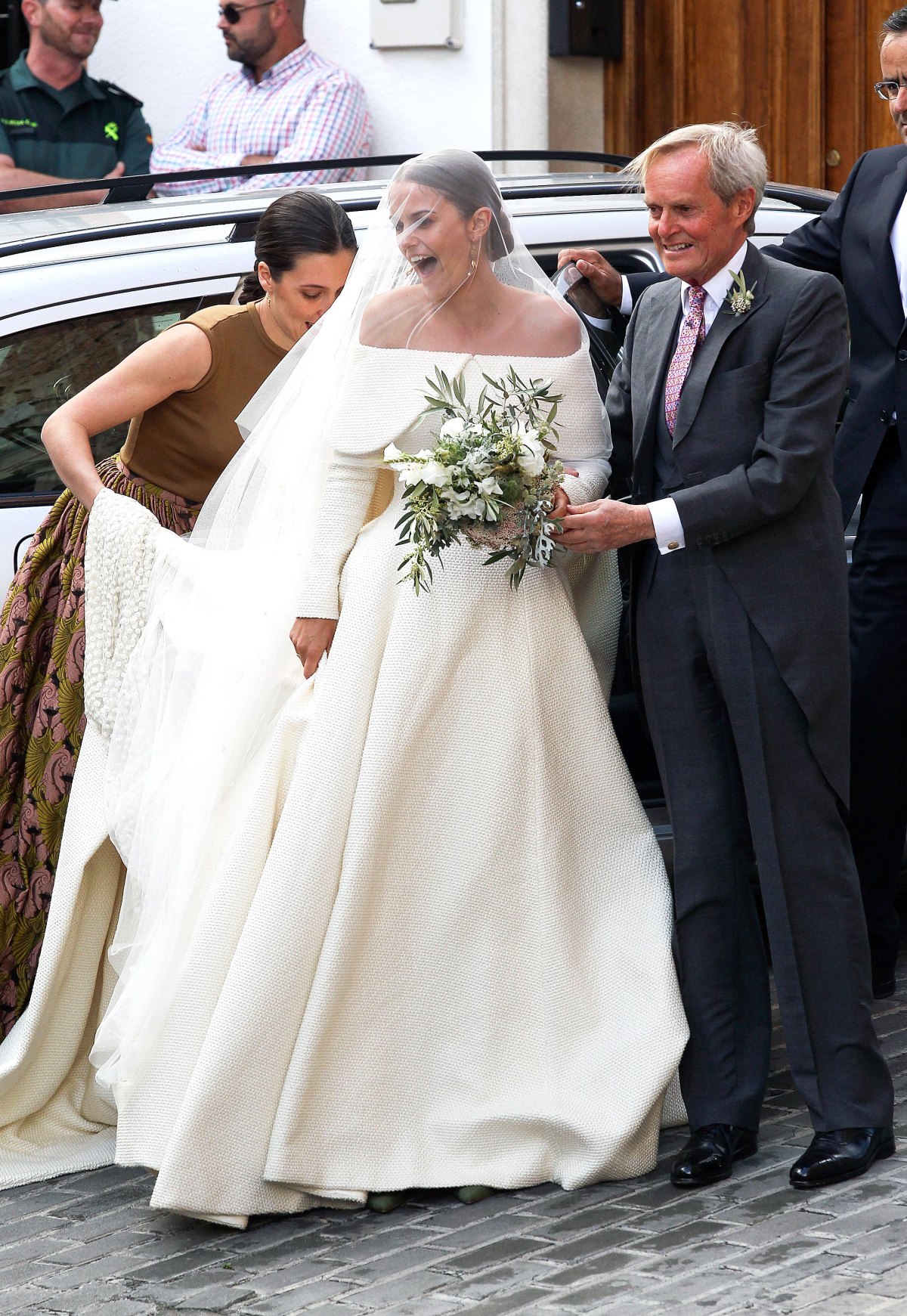 lady-charlotte-wellesley-marries-in-stunning-voluminous-royal-wedding-gown