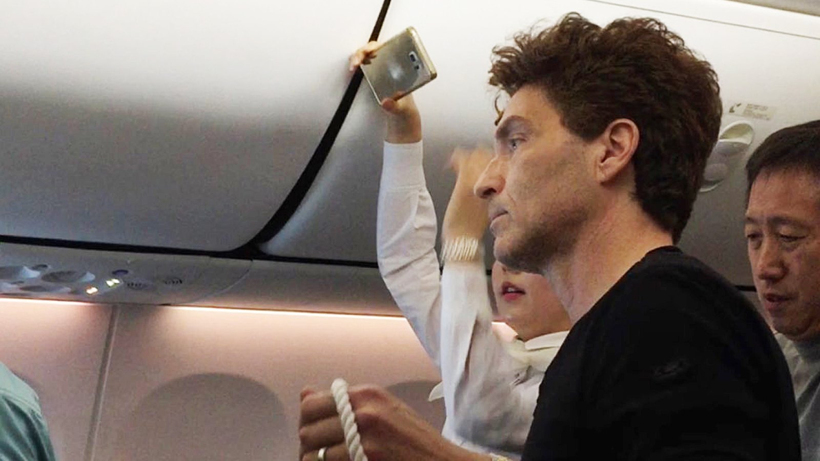 Richard Marx Restrains Unruly Passenger on Flight