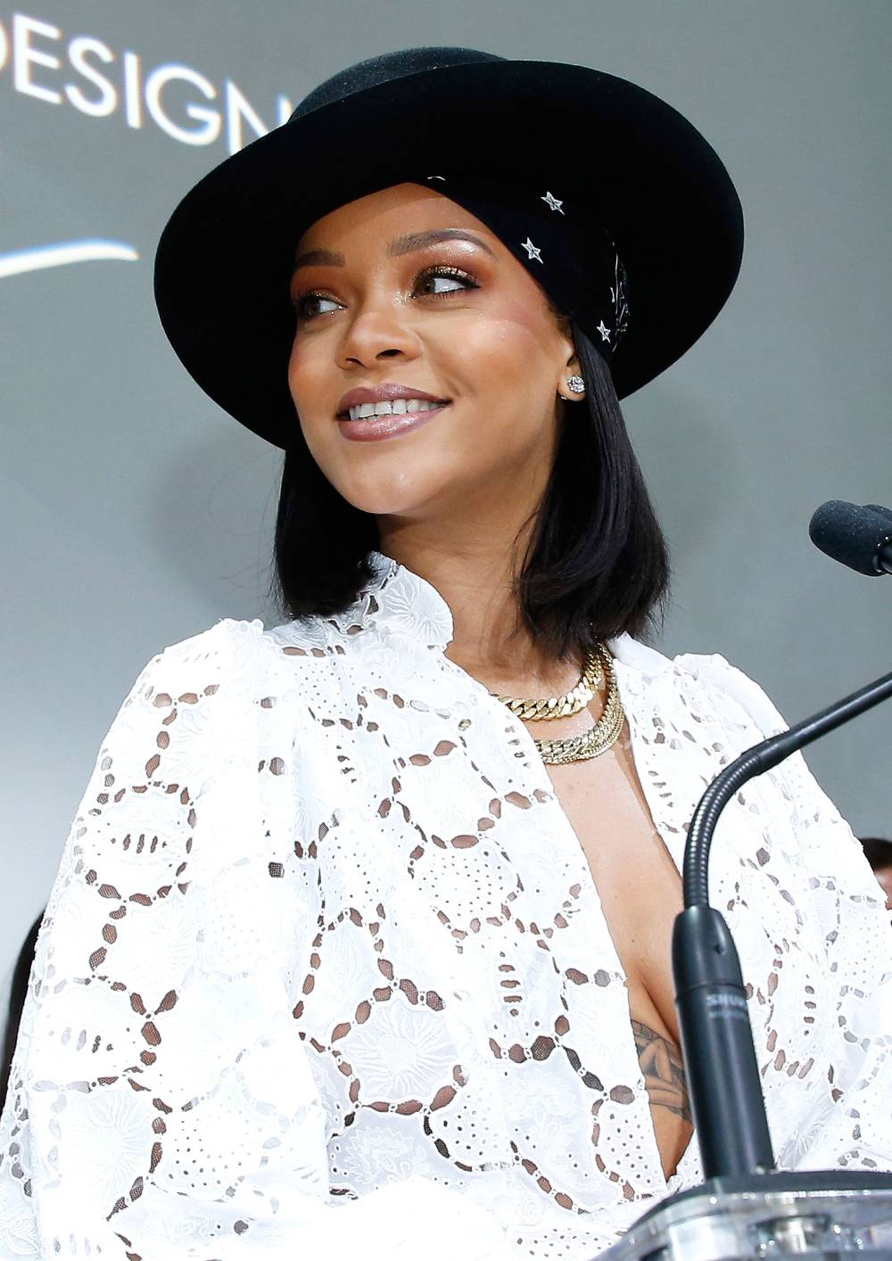 Singer Rihanna attends the 'Young Fashion Designer': LVMH Prize 2017  News Photo - Getty Images