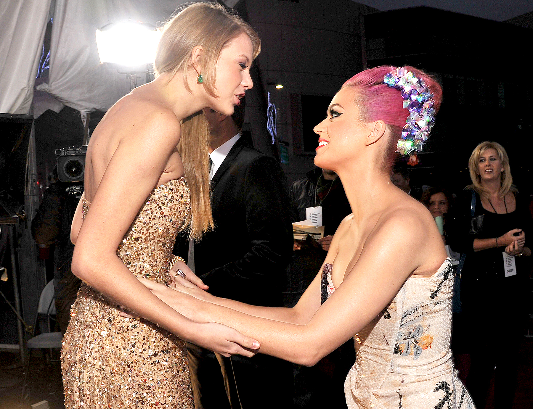 Taylor Swift ริเริ่ม Standing Ovation ให้กับ Katy Perry ในช่วง VMA ปี 2024