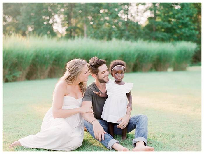 Thomas Rhett Lauren Akins Daughter Willa Pose For Maternity Shoot Us Weekly