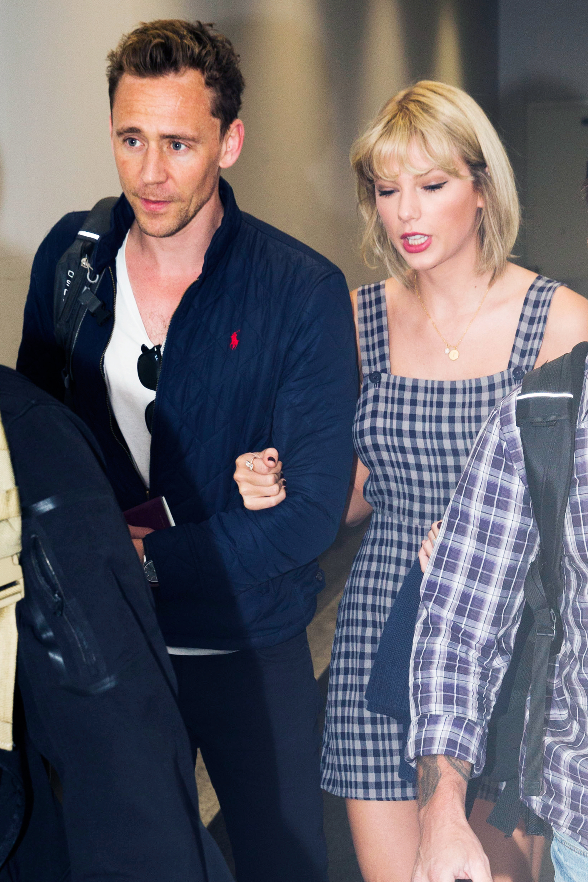 Taylor Swift Style — Arriving at LAX Airport w/ Tom Hiddleston